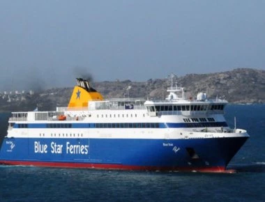 Το Blue Star Paros αναχώρησε επτά ώρες μετά από την πρόσκρουση του στο λιμάνι της Σύρου (βίντεο)